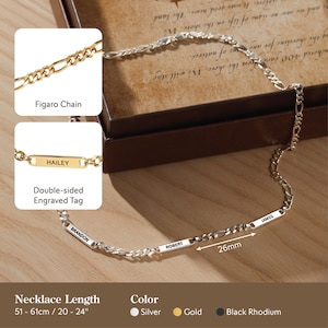 Puede incluir: Un collar de cadena Figaro plateado con etiquetas de nombre grabadas. El collar mide 51-61 cm de largo y presenta una etiqueta grabada de doble cara. La imagen tambi&eacute;n muestra una cadena Figaro dorada.