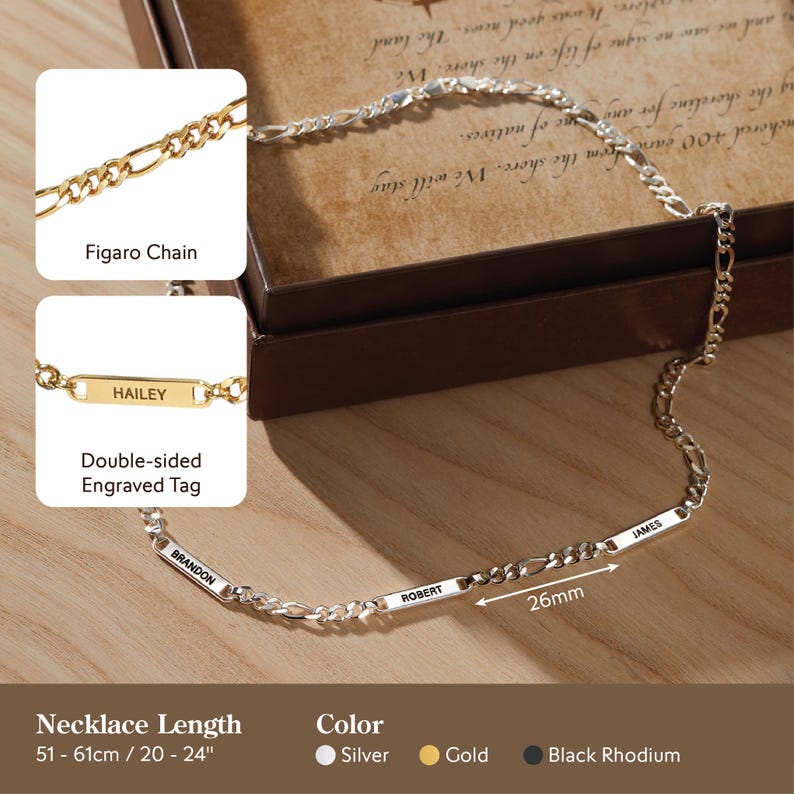 Puede incluir: Un collar de cadena Figaro plateado con etiquetas de nombre grabadas. El collar mide 51-61 cm de largo y presenta una etiqueta grabada de doble cara. La imagen tambi&eacute;n muestra una cadena Figaro dorada.