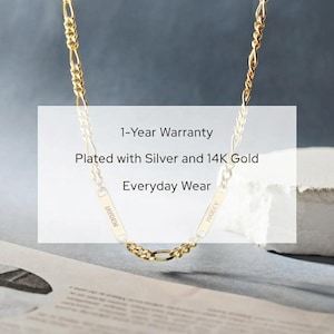 Puede incluir: Un collar dorado con dise&ntilde;o de cadena y dos placas rectangulares con nombres. Las placas con nombres est&aacute;n grabadas con los nombres "Jayden" y "Hailey". El texto de la imagen dice "1 a&ntilde;o de garant&iacute;a", "Chapado en plata y oro de 14 quilates" y "Uso diario".