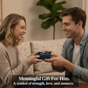 Puede incluir: Una caja de regalo azul marino est&aacute; siendo abierta por dos personas. La caja contiene una pulsera plateada. El texto de la imagen dice: "Regalo significativo para &eacute;l. Un s&iacute;mbolo de fuerza, amor y memoria."