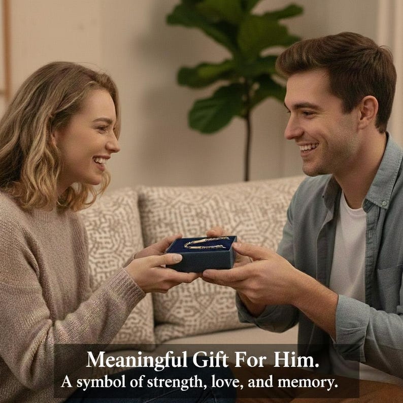 Puede incluir: Una caja de regalo azul marino est&aacute; siendo abierta por dos personas. La caja contiene una pulsera plateada. El texto de la imagen dice: "Regalo significativo para &eacute;l. Un s&iacute;mbolo de fuerza, amor y memoria."