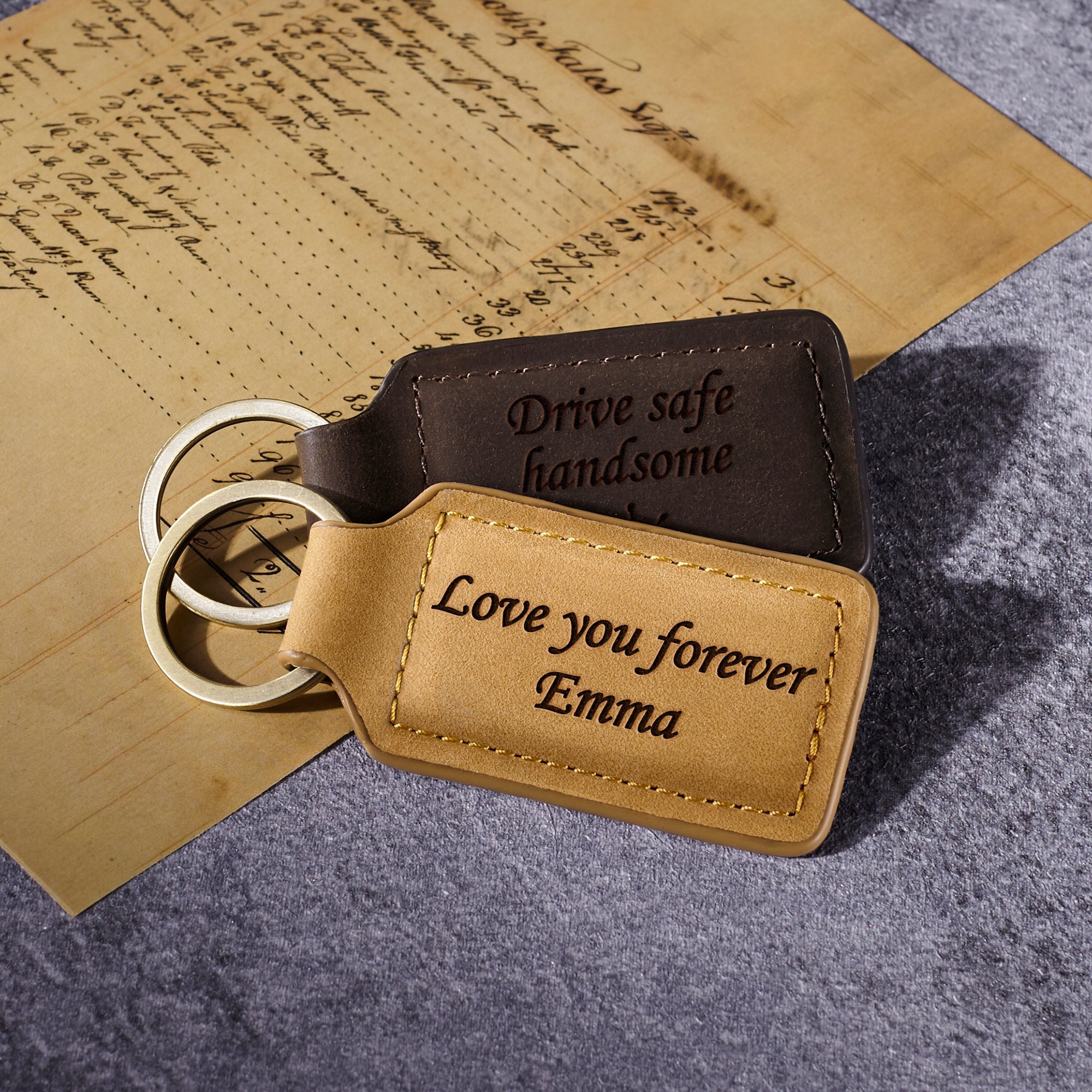 Leren sleutelhanger met logo in taupe vanaf 1 stuk