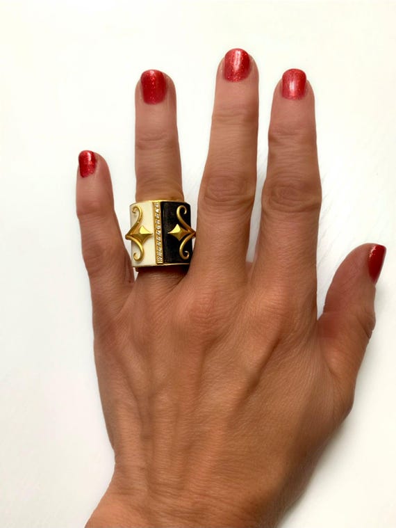 Fibula Diamond and Cermamic 18k Yellow Gold Ring - image 8