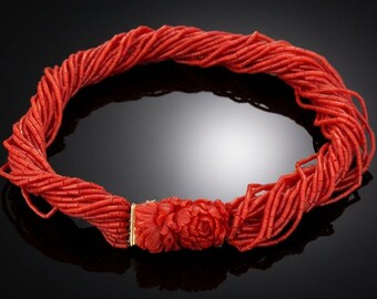 Collar multihebras de oro amarillo de 18 kt y coral tallado