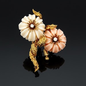 Broche italiano de oro amarillo de 18 quilates con coral piel de ángel y diamantes, circa 1960.