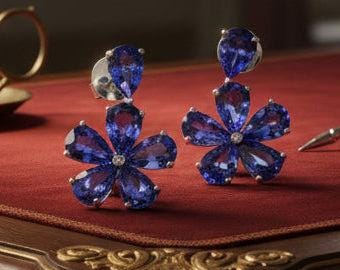 Brincos de flor com tanzanita e diamantes em cluster, década de 2000.