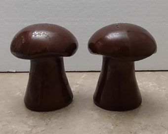 Ceramic Mushroom Salt N Pepper Shakers, Dark Brown, Plastic Stoppers, 1970's Kitchen Ware, Vintage Collectibles