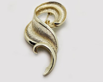 Vintage Gold Tone Feather Swirl Brooch / Gold Colored  Metal Pin Brooch / Raised Metal Brooch / Large Statement Pin