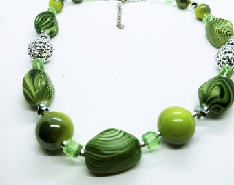 Collar de gargantilla de Swirly con cuentas gruesas verdes / collar de collar / collar de declaración de brillo de cubo facetado