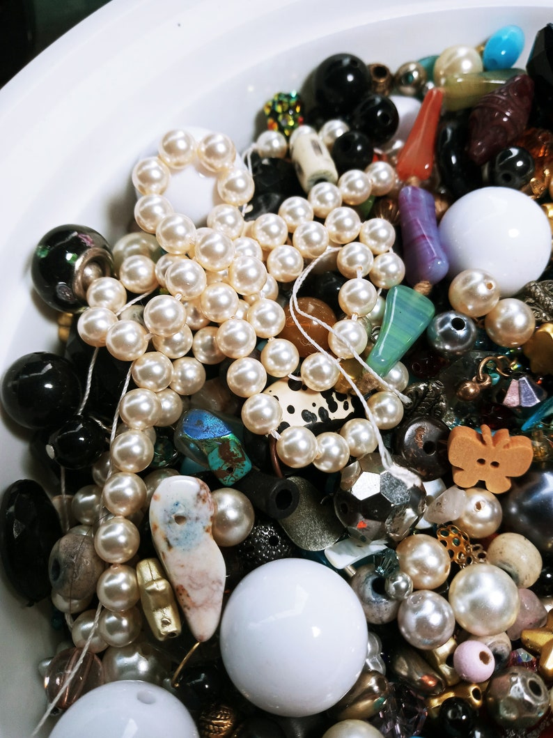 Plastic Multi colors Multi Shape and Sizes 648g Assorted Beads for Crafting Jewelry Making Bead Soup Large Bag Glass Crystal