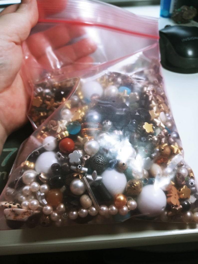 Plastic Multi colors Multi Shape and Sizes 648g Assorted Beads for Crafting Jewelry Making Bead Soup Large Bag Glass Crystal