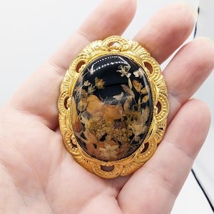 Vintage Resin Blumen Brosche Anhänger: Goldfarbene Anstecknadel