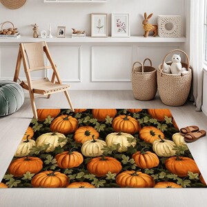 Könnte beinhalten: Rechteckiger Teppich mit einem sich wiederholenden Muster aus orangefarbenen und cremefarbenen Kürbissen und grünen Blättern auf schwarzem Hintergrund. Der Teppich befindet sich in einem Raum mit einem Holzstuhl, Körben und Dekorationsgegenständen.