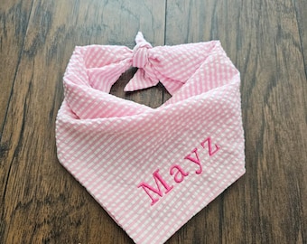 Pañuelo para perro de algodón bordado con rayas de seersucker rosa y blanco