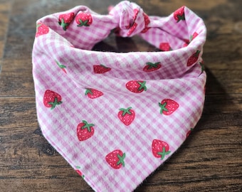 Bandana dla psa w truskawki. Ręcznie robiona bawełniana bandana dla zwierząt.