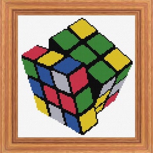 Könnte beinhalten: Ein farbenfroher 3D-Rubik's Cube mit roten, blauen, grünen, gelben und weißen Quadraten. Der Würfel ist in einem teilweise gelösten Zustand, wobei einige Quadrate an der richtigen Stelle und andere an der falschen Stelle sind.