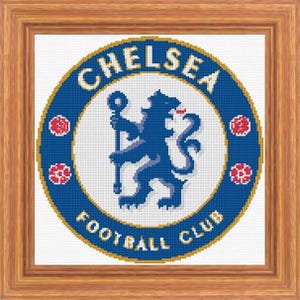 Pode incluir: Uma bordada em ponto cruz emoldurada do logotipo do Chelsea Football Club. O logotipo apresenta um círculo azul com a palavra "CHELSEA" em branco no topo e "FOOTBALL CLUB" na parte inferior. Um leão azul segura um bastão no centro.