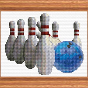 Pode incluir: Uma bola de bowling azul com pontos pretos e dez pinos brancos com listras vermelhas. Os pinos estão dispostos em forma de triângulo com a bola na frente deles.