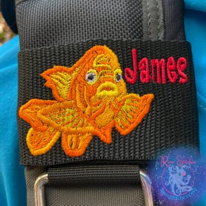 Gepersonaliseerde Garibaldi Fish-tag | Cadeau duiker | Gemaakt op Maui door Rinn Stitches