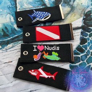 Etiquetas para equipaje, bolsas de equipo, etiquetas para bolsas de buceo / etiquetas de identificación bordadas para todas sus necesidades de viaje. ¡Elija cualquier diseño en nuestra tienda! Rinn Stitches
