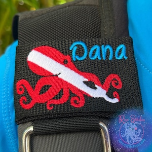 Peut inclure: Patch de plongée sous-marine en forme de poulpe noir avec un drapeau de plongée blanc et rouge et le nom "Dana" brodé en bleu.