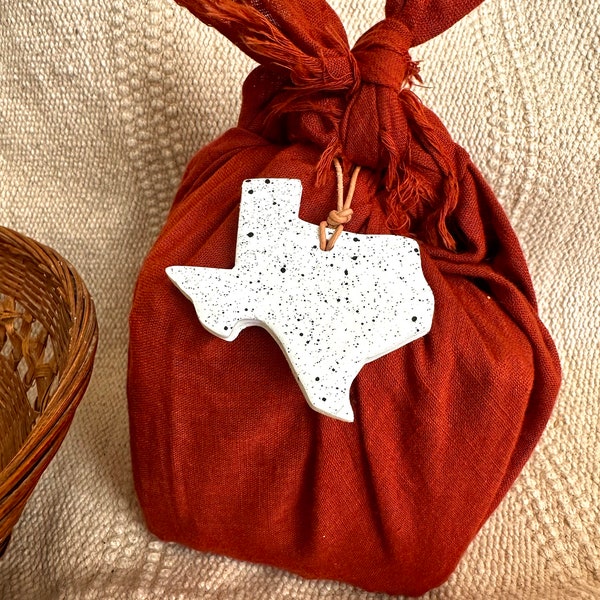 Personalized Texas Clay & Leather Gift Tag, Bachelorette Gifts, Gift Tags, Wedding Favors, Bulk Gifting