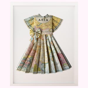 Obra de arte con vestidos de papel: mapa de Asia