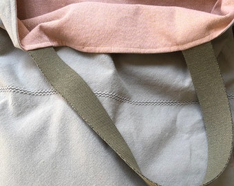 Sac cabas réversible, en toile de coton vert/rose et rose/lurex, anses en toile kaki et lurex, 1 grande poche double