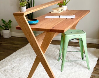 Houten bureau, computerbureau, modern bureau uit het midden van de eeuw met lades