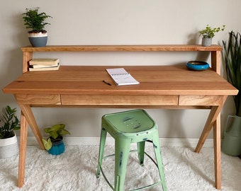 Modern bureau uit het midden van de eeuw met lades, houten bureau, computerbureau