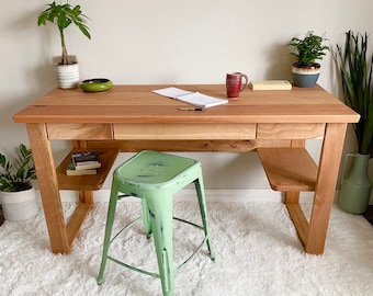 Houten computerbureau, schrijfbureau, modern bureau uit het midden van de eeuw met lades