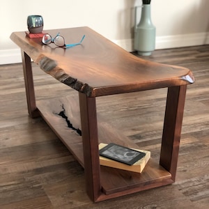 Mesa de centro rústica de madera con borde vivo en nogal, mesa de granja, mesa de centro moderna de mediados de siglo