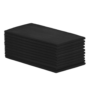 Op de afbeelding: Een stapel zwarte stoffen servetten. De servetten zijn rechthoekig en netjes opgevouwen, met een licht gestructureerd oppervlak. De stapel wordt gepresenteerd tegen een effen witte achtergrond, wat de donkere kleur en strakke lijnen van de servetten benadrukt.