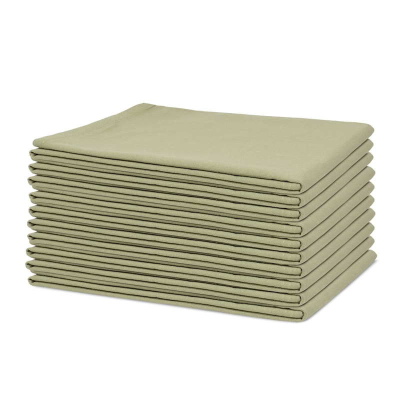 Op de afbeelding: Een stapel saliegroene stoffen servetten. De servetten zijn netjes opgevouwen en opgestapeld, wat een strakke, minimalistische uitstraling geeft. De stof lijkt een zacht, geweven materiaal te zijn, geschikt voor gebruik in de eetkamer of keuken.