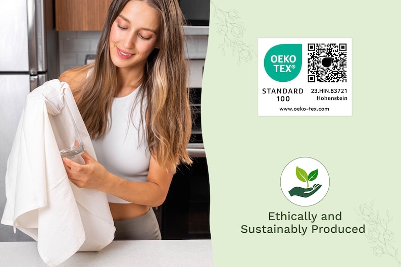 Op de afbeelding: Een vrouw houdt een witte doek en een glas vast. De afbeelding bevat een groen en wit Oeko-Tex Standard 100 label en een afbeelding met de tekst "Ethisch en duurzaam geproduceerd".