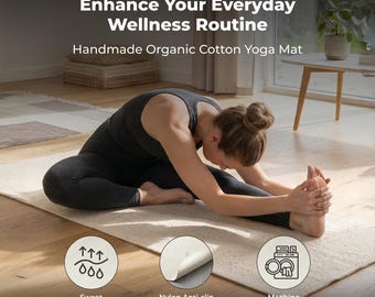 Op de afbeelding: Een rechthoekige yogamat van off-white biologisch katoen met een textuur. De mat bevat drie ronde iconen die aangeven dat deze zweetabsorberend is, een antislip onderlaag van nylon heeft en in de wasmachine kan. Tekst: Enhance Your Everyday Wellness Routine, Handmade Organic Cotton Yoga Mat.
