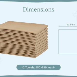 Op de afbeelding: Een stapel van tien beige handdoeken, elk 68,58 cm vierkant, wordt getoond. De afbeelding bevat de tekst "Afmetingen" en "10 handdoeken, 150 GSM elk". De handdoeken zijn netjes opgevouwen, wat een nette en georganiseerde presentatie laat zien.