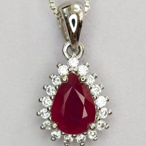 Ciondolo a forma di pera in argento sterling 925 con rubino naturale, 17 x 9 mm, colore rosso sangue.