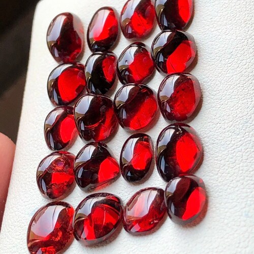 59-carats garnets cabs shops available ,ethically sourced,natural stones,Dimensions:7 to 11 mm long