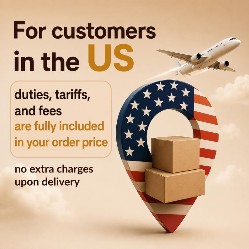 Puede incluir: Un gr&aacute;fico con un avi&oacute;n blanco volando sobre un gran marcador de ubicaci&oacute;n con el patr&oacute;n de la bandera estadounidense. Dos cajas de cart&oacute;n marr&oacute;n est&aacute;n apiladas frente al marcador. El texto dice: For customers in the US, duties, tariffs, and fees are fully included in your order price, no extra charges upon delivery.