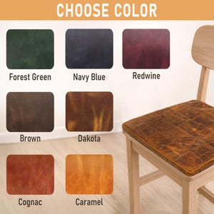 Puede incluir: Una tabla de selecci&oacute;n de colores para coj&iacute;n de silla con siete muestras etiquetadas Forest Green, Navy Blue, Redwine, Brown, Dakota, Cognac y Caramel, junto a una silla de madera clara con un coj&iacute;n de asiento de textura de cuero marr&oacute;n.
