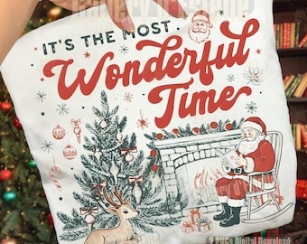 Könnte beinhalten: Ein weißes Kissen mit dem Text "It's the Most Wonderful Time" in Rot. Das Design zeigt einen Weihnachtsbaum, den Weihnachtsmann, einen Kamin und ein Rentier.