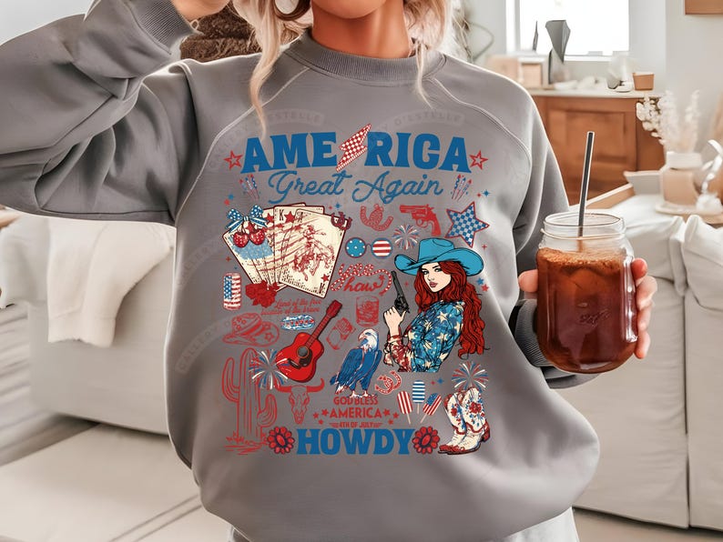 以下が含まれることがあります： グレーのトレーナーに、カウガール、ギター、トランプ、花火、そして「アメリカ再び偉大に」と「ハウディ」の文字が書かれたカラフルなグラフィックプリントが施されています。