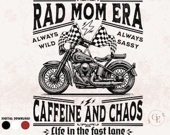 Rad Mom Era PNG, caféine et art du chaos, graphique vintage Rebel Biker Mama, conception de chemise mère tendance à la mode