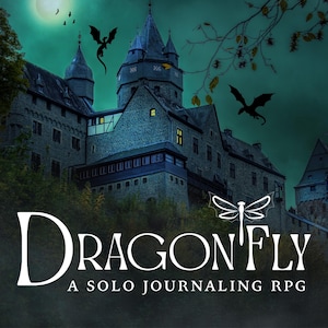 Könnte beinhalten: Eine digitale Illustration einer Steinburg unter einem dunkel-türkisfarbenen Himmel mit Vollmond, Silhouetten von zwei fliegenden Drachen und dem weißen Text DRAGONFLY A SOLO JOURNALING RPG mit einem Libellen-Symbol.