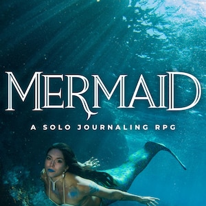 Könnte beinhalten: Das Bild zeigt das Wort "MERMAID" in weißer, stilisierter Schrift, über dem Text "A SOLO JOURNALING RPG". Eine Person mit dunklem Haar und einer grün-türkisen Meerjungfrauenflosse schwimmt unter Wasser.