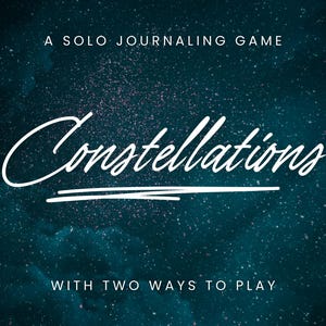 Op de afbeelding: Een teal achtergrond met witte tekst. Bovenaan staat "A Solo Journaling Game". Het woord "Constellations" is cursief geschreven met een streep eronder. De tekst "With Two Ways to Play" staat onderaan.