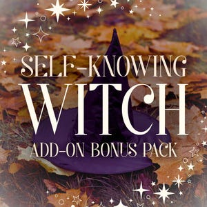 Könnte beinhalten: Ein dunkelvioletter, spitzer Hexenhut in der Mitte. Der Text "SELF-KNOWING WITCH" erscheint in einer großen weißen Serifenschrift über dem Hut, mit "ADD-ON BONUS PACK" in kleinerem weißem Text darunter. Weiße Sternsymbole umgeben den zentralen Text.