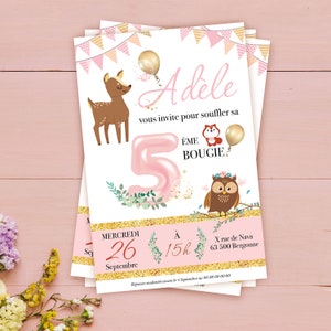Faire part anniversaire pour fille dans les tons de roses avec un univers poétique avec sa biche et ses fleurs. Invitation girly et festive.