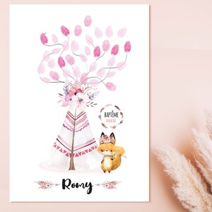Peut inclure: Impression blanche avec un tipi, un renard couronné et un arbre fait d'empreintes digitales roses. L'impression comprend le nom "Romy" et le mot "Baptême" avec une date. Le design est de style aquarelle.